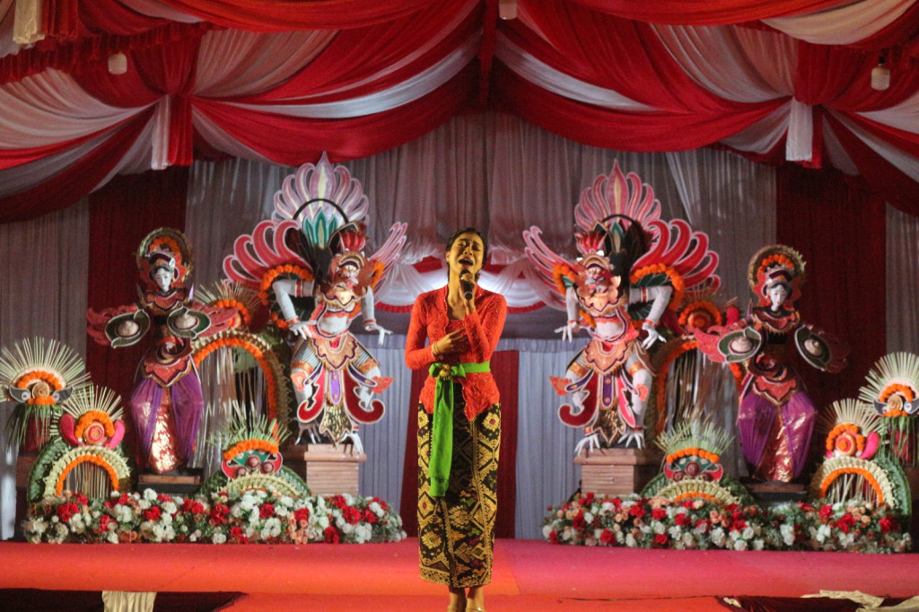 Dengan Suara Emas, Cok Kris Tampil Memukau di PorseniDes Dalung 2023